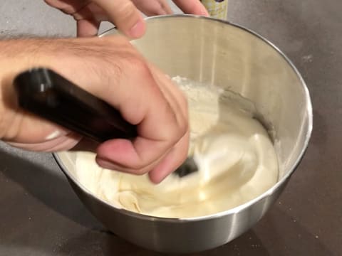 The flour is incorporated to the preparation with the spatula