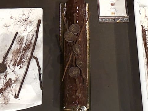 Dark Chocolate, Praline & Tonka Yule Log - 84