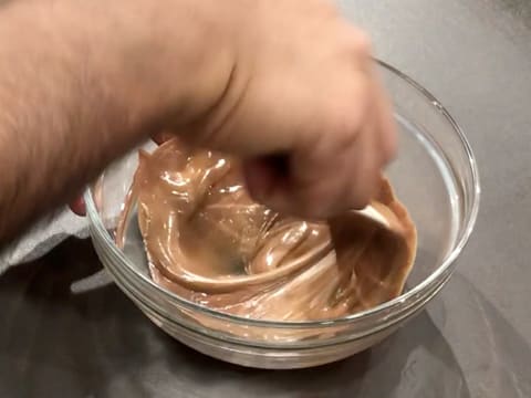 Combine the melted chocolate and almond praline with a rubber spatula