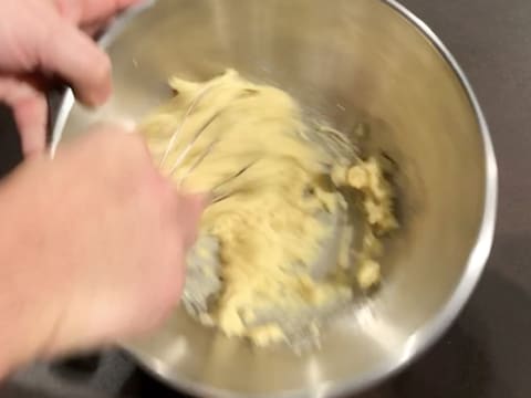 Whisk the cream in the bowl