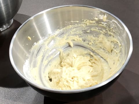 Consistency of the cream inside the bowl