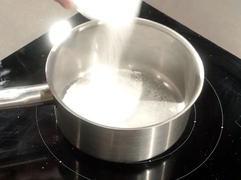 Pour the sugar in a saucepan placed on the stove