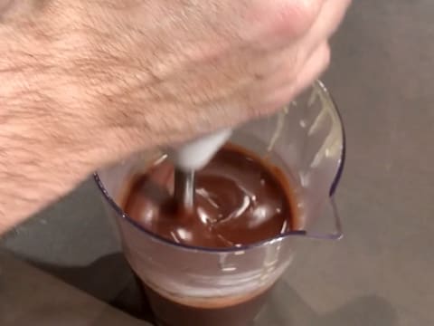 Mix the preparation with a hand blender in the jug