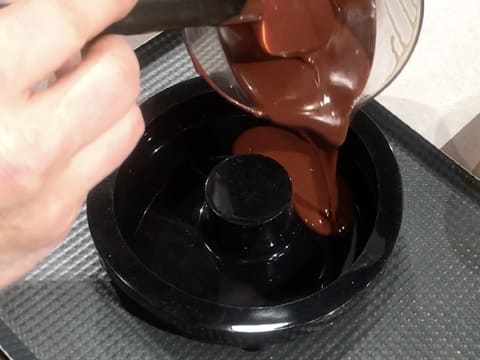 Pour the chocolate ganache at the bottom of the silicone mould