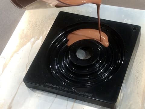 Pour the chocolate crémeux in the spiral silicone mould