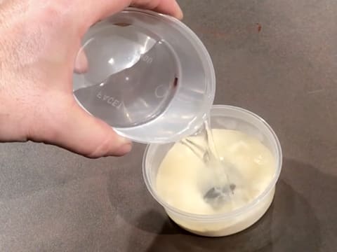 Pour water into a small bowl with gelatine powder