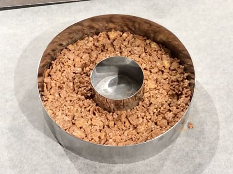 The crunchy biscuit is spread between both rings