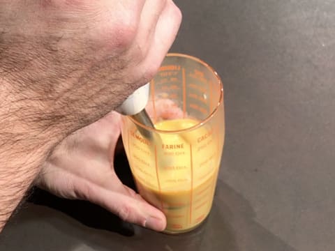 Mix the preparation with a hand blender