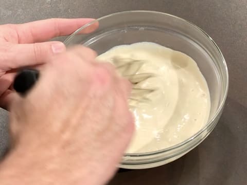 Whisk the cream and white chocolate in the bowl