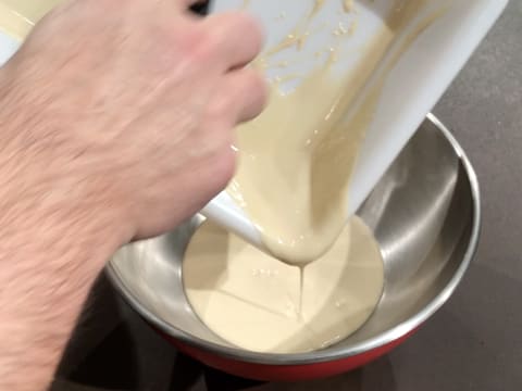 Transfer the cream in the food tray into a mixing bowl