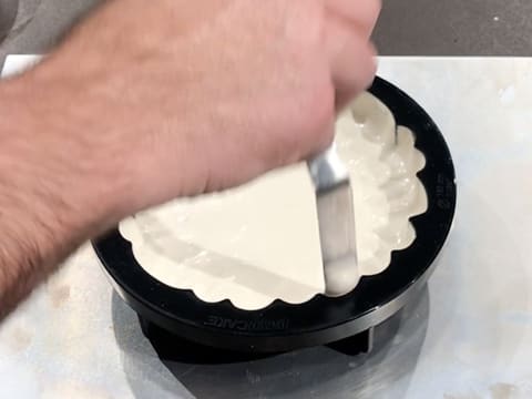 Spread the cream on the sides of the mould with a small palette knife