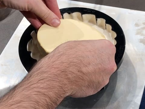 Arrange the disc over the cream inside the silicone mould