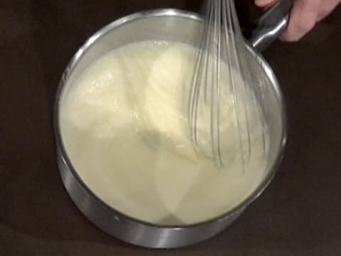 Cook the cream in the saucepan while whisking