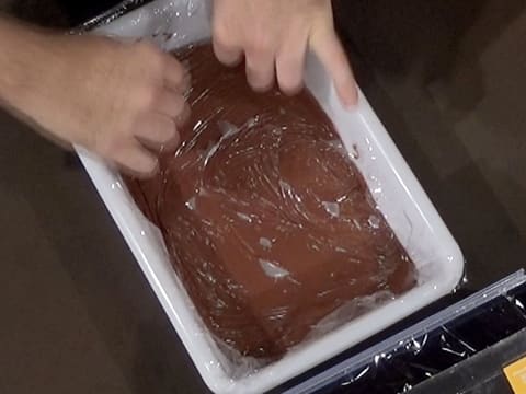 Cover the surface of the chocolate crémeux with cling film