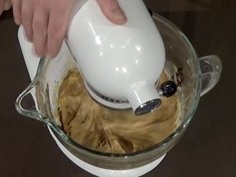 Incorporate the coffee extract to the pastry cream with the whisk