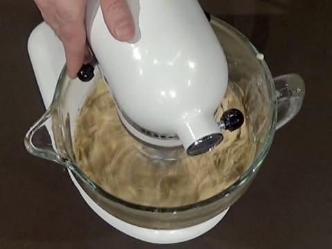 Combine with coffee cream and butter with the mixer