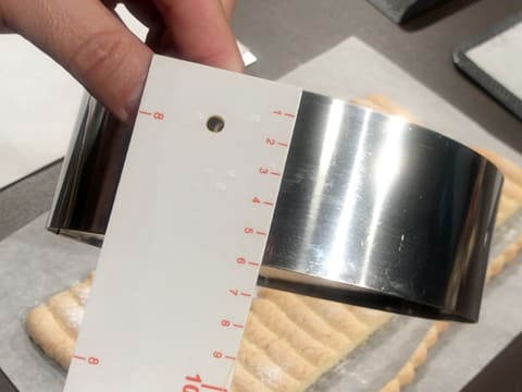 Measure the height of the ring with a graduated ruler showing 6cm