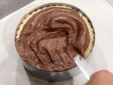 Spread the chocolate mousse with a small spatula