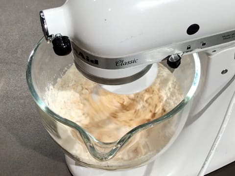 Combine the ingredients with the mixer