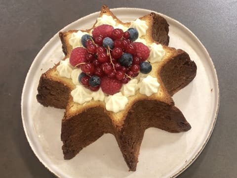 Stella di Pandoro with Red Berries - 102