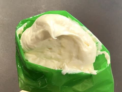Place the preparation in a piping bag