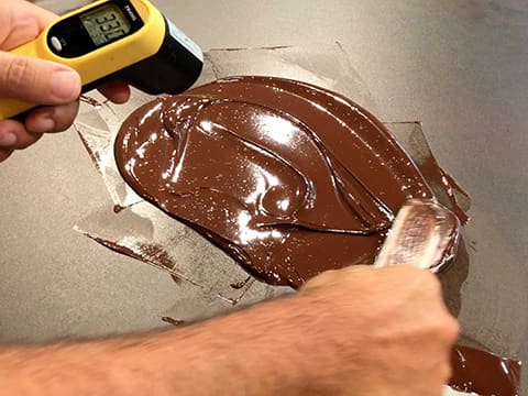 Tempering dark chocolate couverture (traditional method) - 11