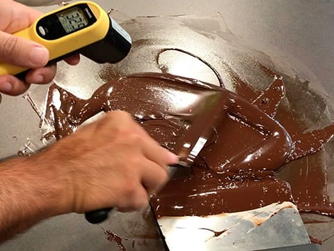 Tempering dark chocolate couverture (traditional method) - 20