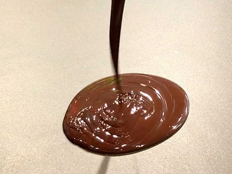 Tempering dark chocolate couverture (traditional method) - 6