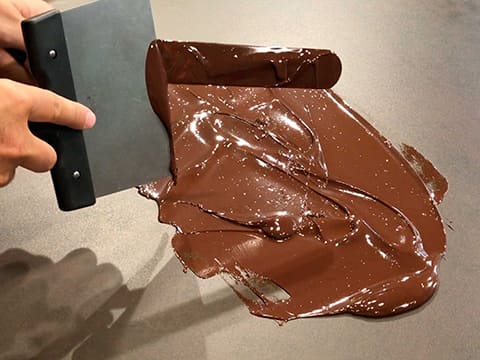 Tempering dark chocolate couverture (traditional method) - 9