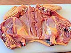 To cut raw (poultry) for grilling