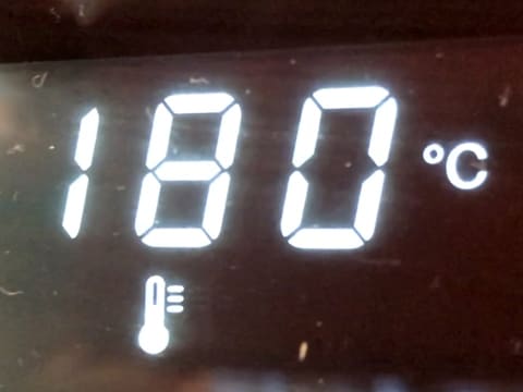 The oven is set to a temperature of 180°C