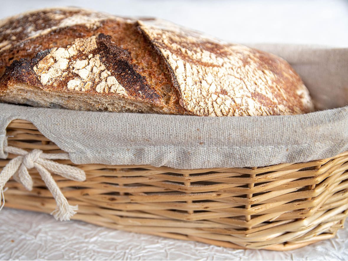 Pain artisanal dans banneton en osier.*ATTR