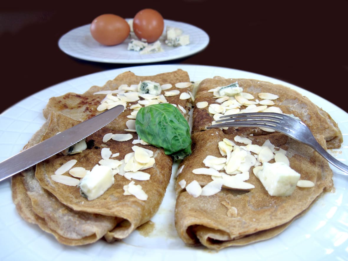 Crêpes au roquefort et amandes.*ATTR