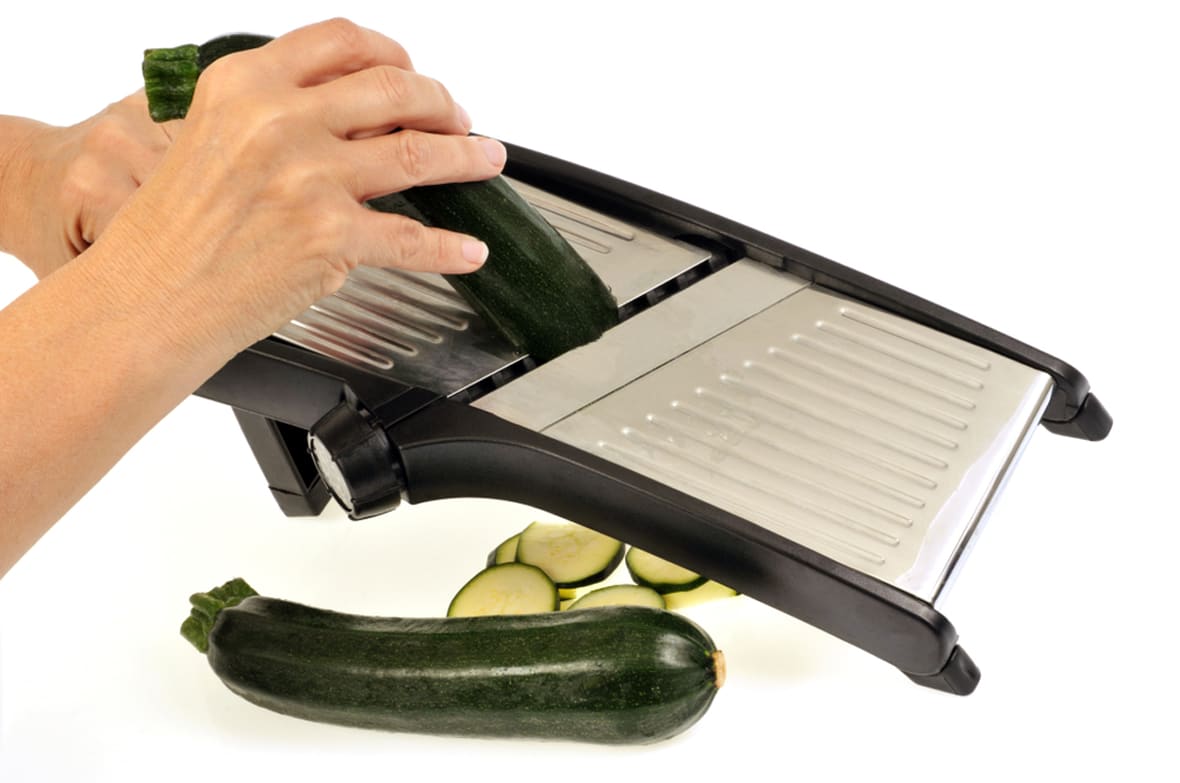 Trancher avec une mandoline de cuisine.*ATTR