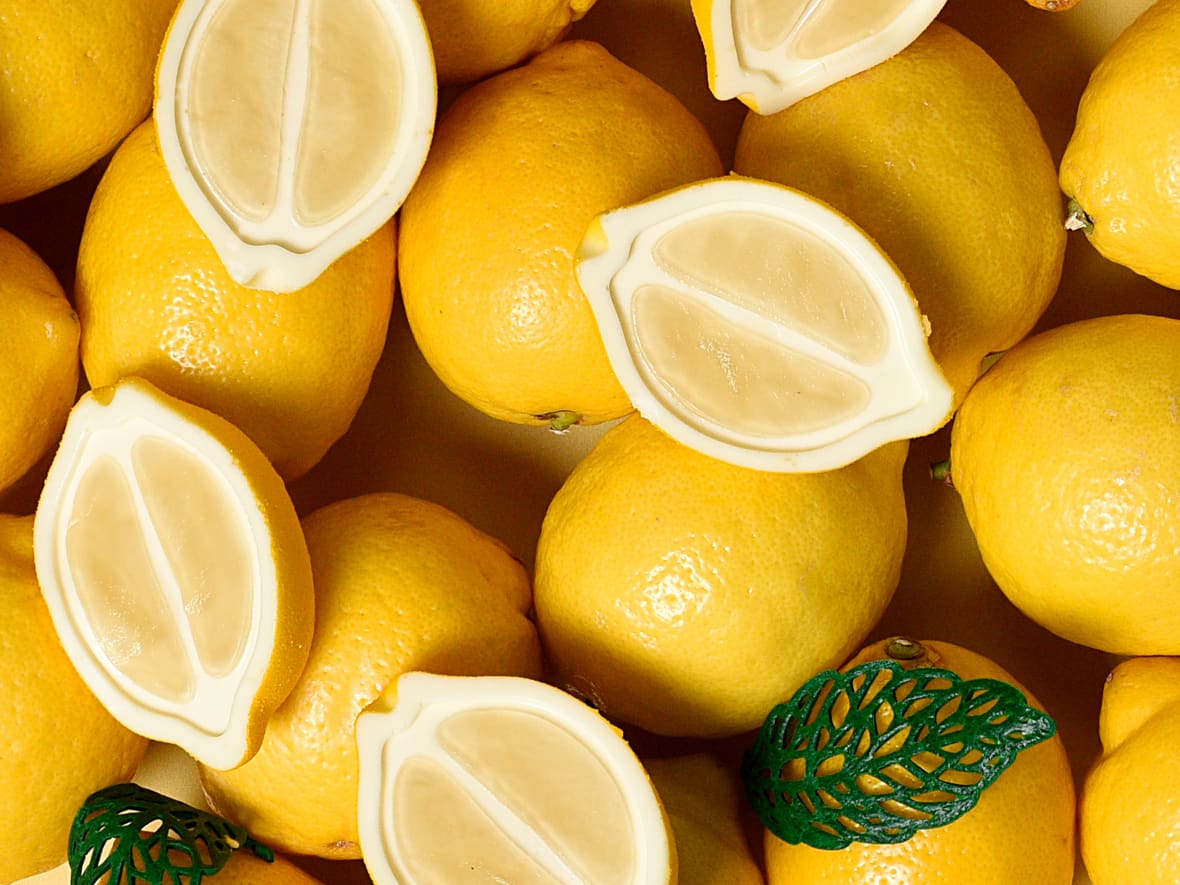 Citrons en trompe-l'œil.*ATTR