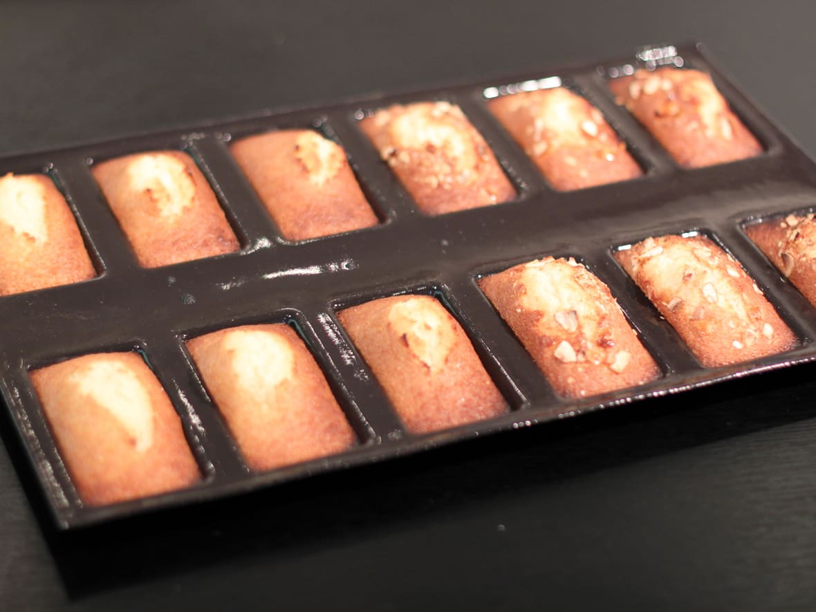 Cuisson dans un moule à financier.*ATTR