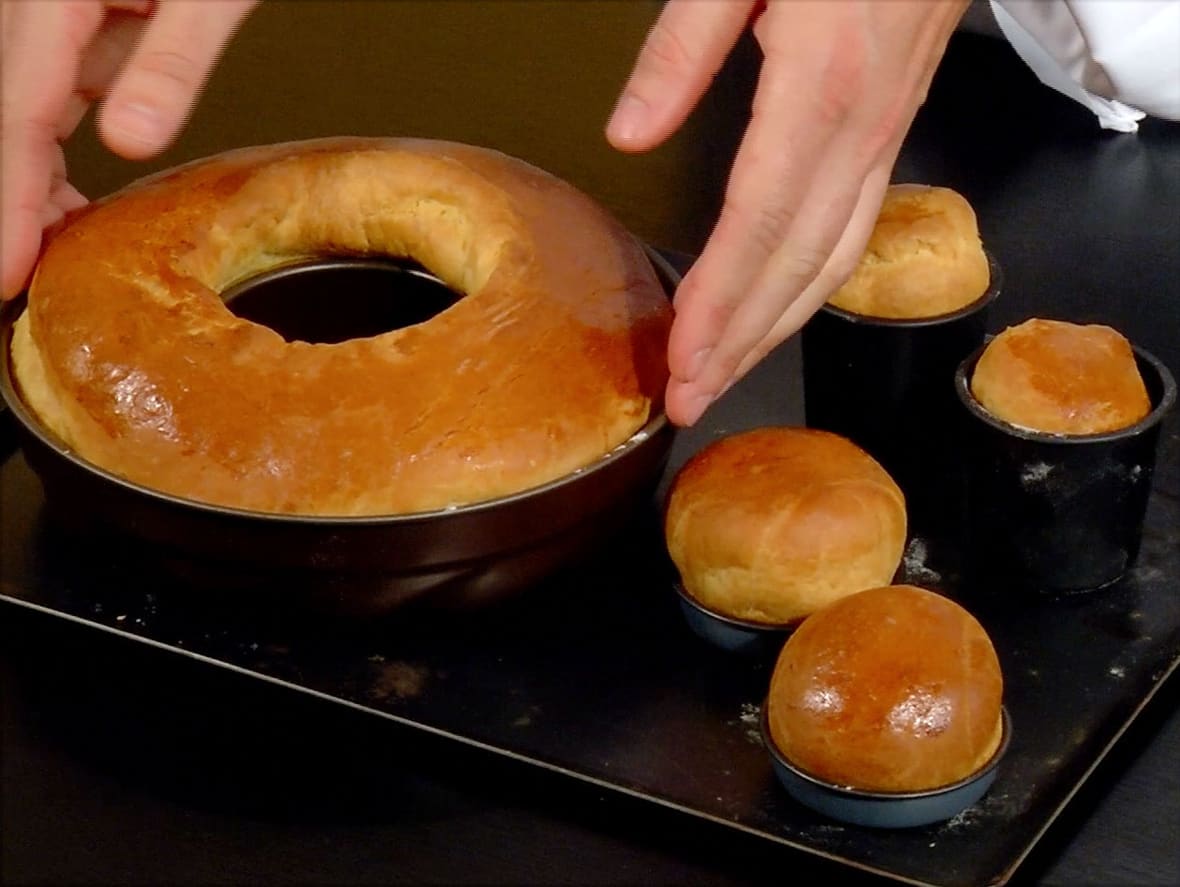 Le démoulage d'un savarin.*ATTR