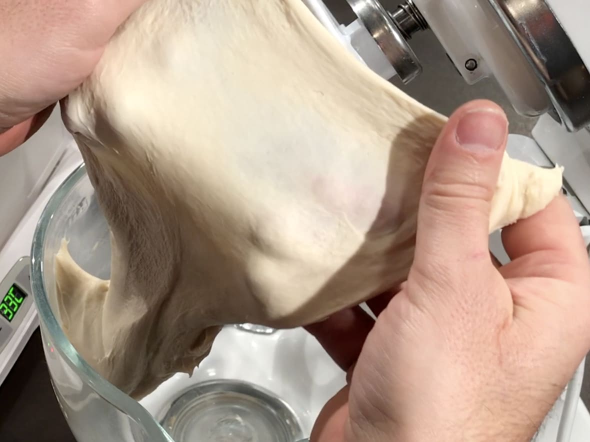 Pétrissage de la pâte.*ATTR