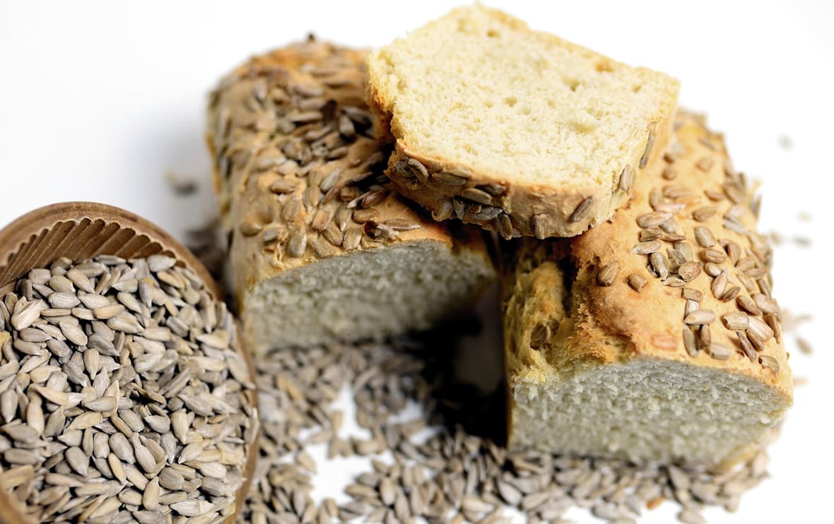 Pain de mie complet aux céréales.*ATTR