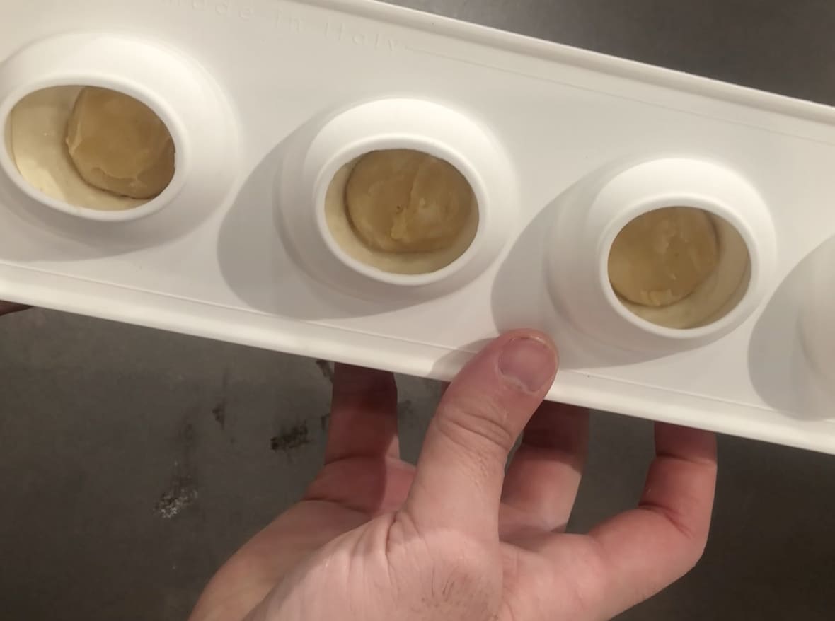 Démoulage d'un entremets.*ATTR