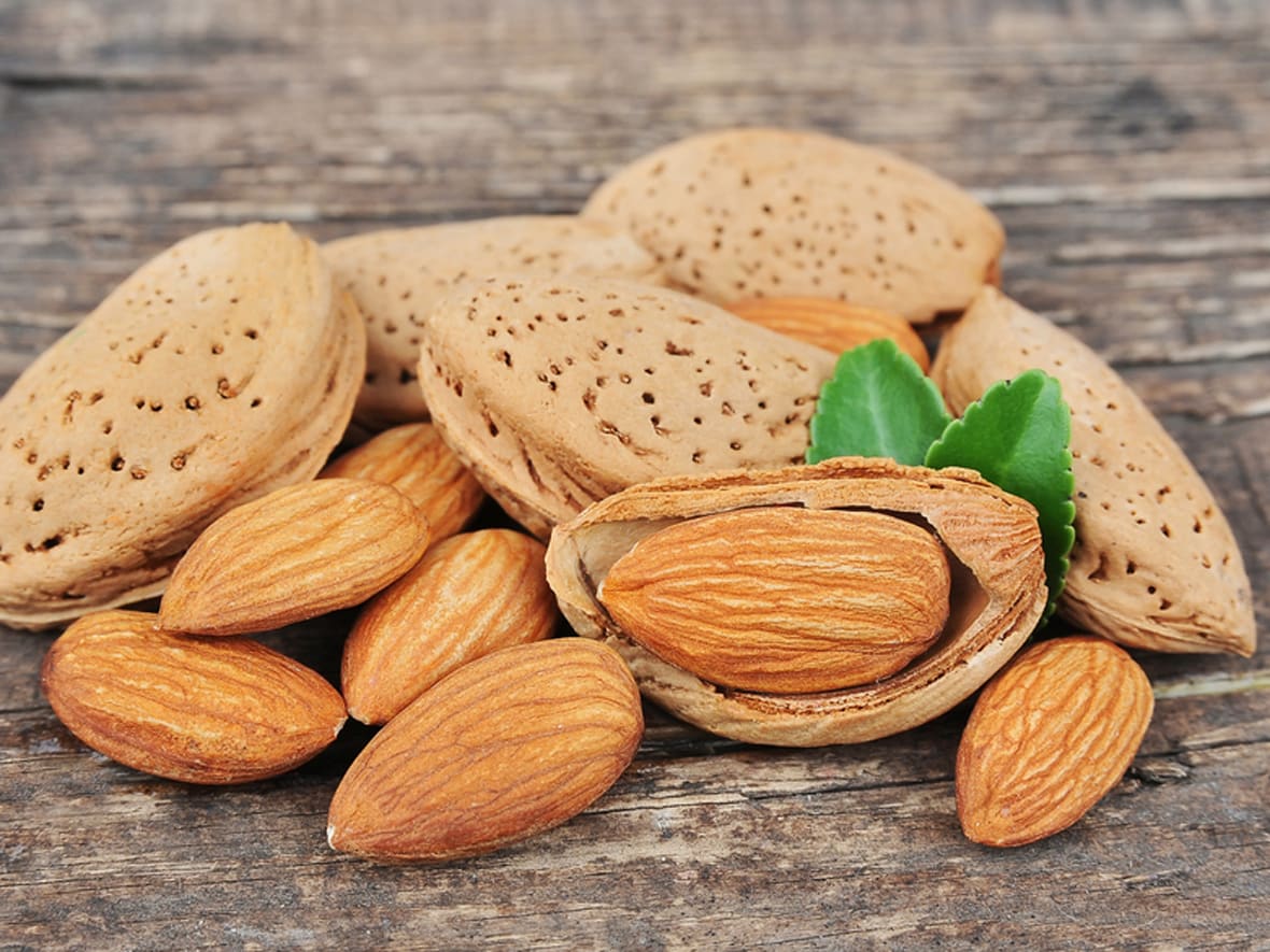 Amandes fraîches.*ATTR