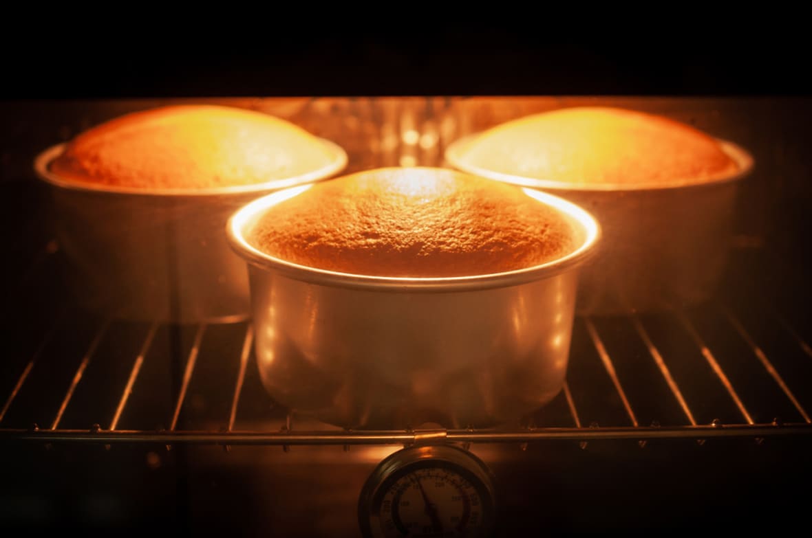 Cuisson de gâteaux dans un four à chaleur tournante*ATTR