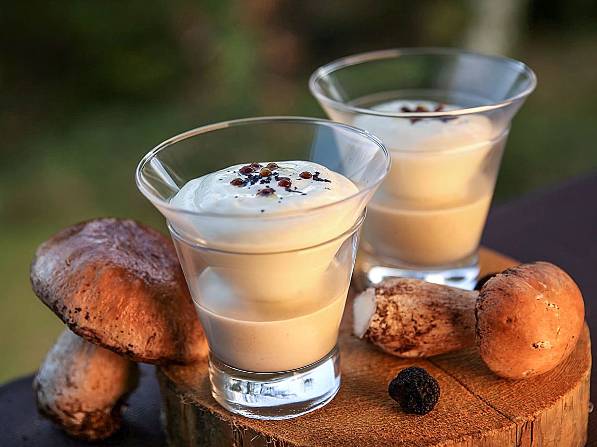Velouté de cèpes et son espuma à la truffe.*ATTR
