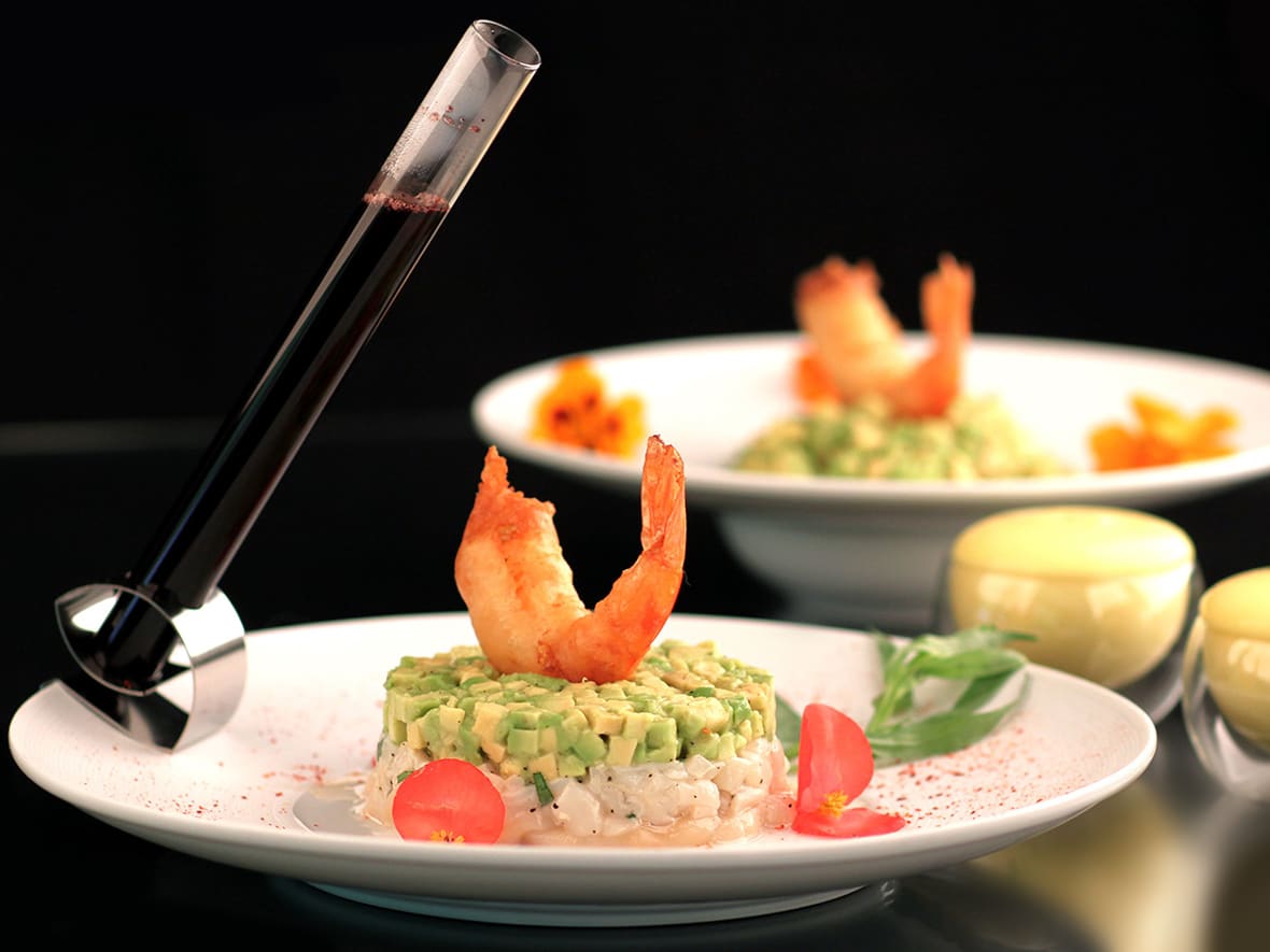 Tartare de Saint-Jacques et d'avocat, tempura de gambas et son espuma de mangue.*ATTR