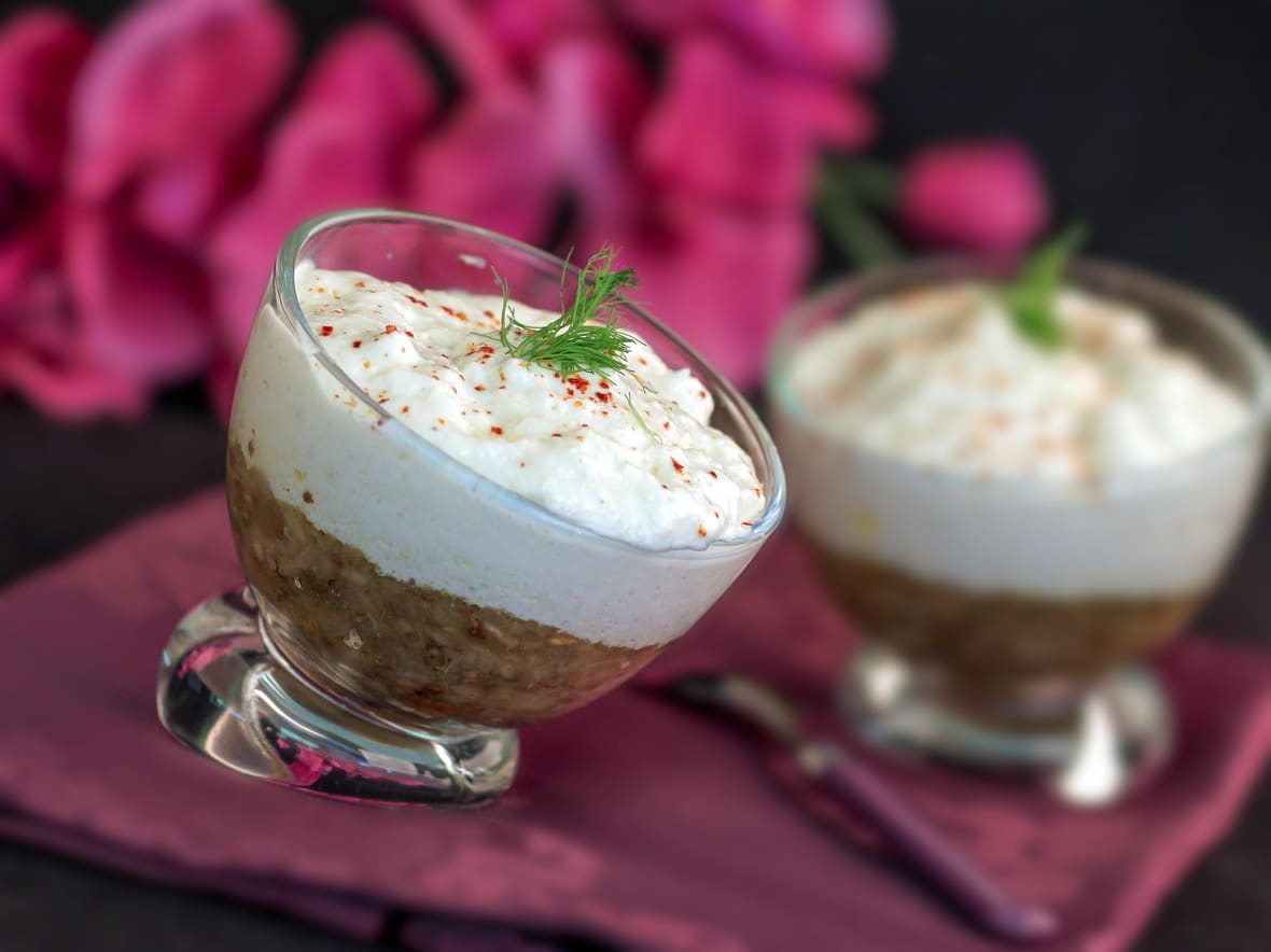 Caviar d'aubergines et chantilly de chèvre en verrines.*ATTR