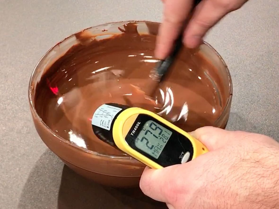 Thermomètre à infrarouge à visée laser.*ATTR