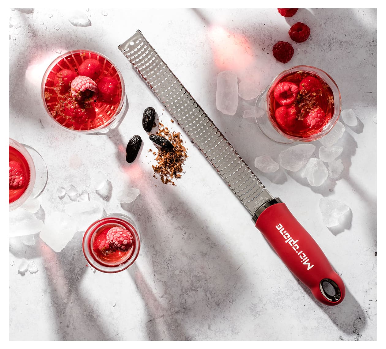 https://files.meilleurduchef.com/mdc/photo/product/mic/microplane-classic-zester-grater-pomegranate-red/microplane-classic-zester-grater-pomegranate-red-2-zoom.jpg