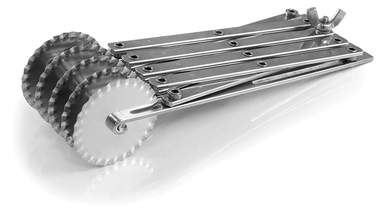 Coupe-pâte extensible, 14 lames, 7 lames lisses et 7 lames Coupe-pâte extensible, 14 lames, 7 lames lisses et 7 lames