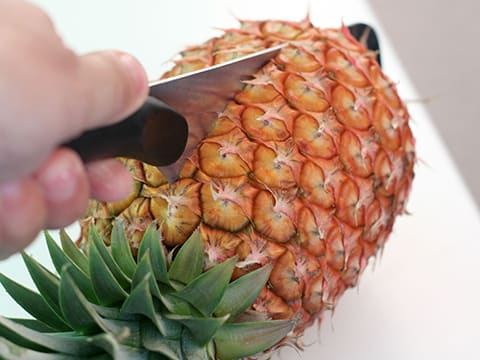 Préparer un ananas découpé en quinconce - 2