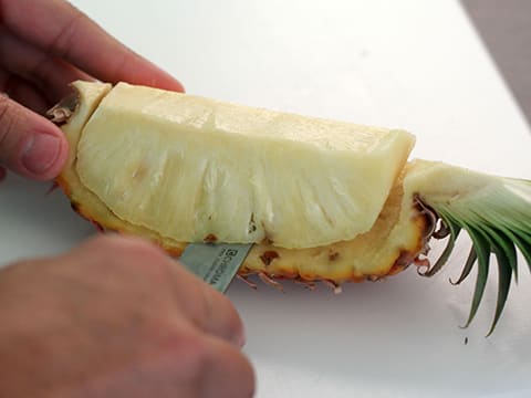 Découpe originale d'ananas pour plateau festif de fruits - toc